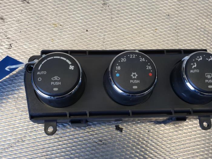 Heater control panel from a Dodge Nitro 4.0 R/T V6 24V 4x4 2012