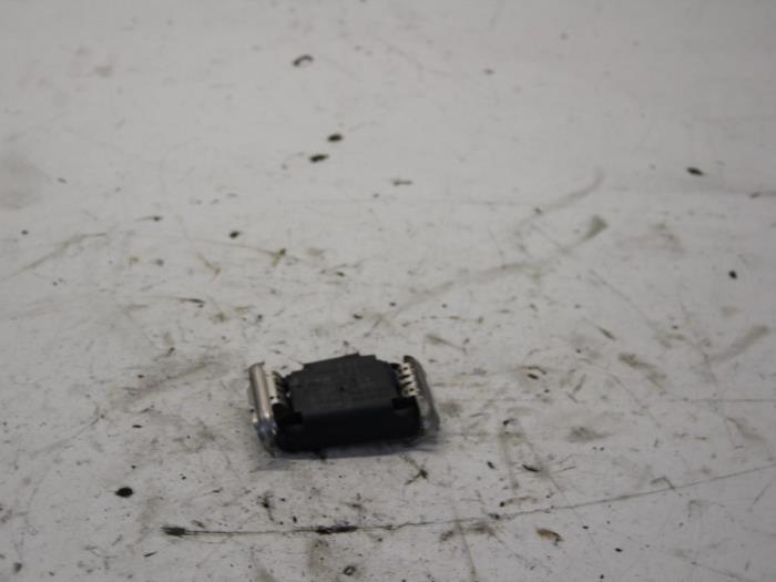 Begagnade Regnsensor Opel Corsa C (F08/68) 1.7 CDTi 16V Pris € 17,00 Marginaltabell erbjuds av Gebr Opdam B.V.