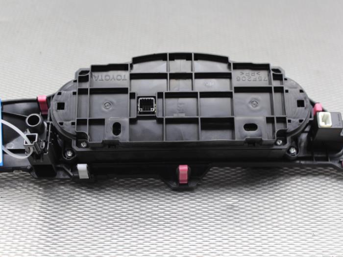Panel de control de calefacción de un Toyota Yaris III (P13) 1.5 16V Hybrid 2015