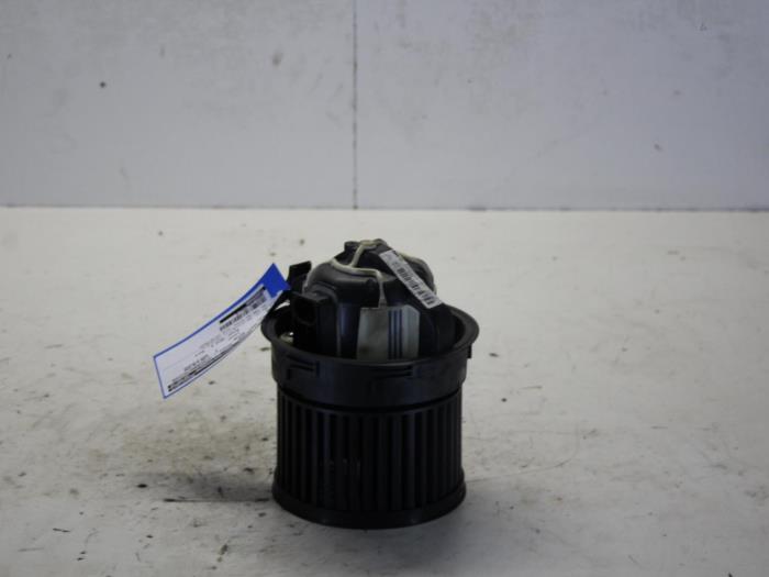 Motor de ventilador de calefactor de un Peugeot 308 (4A/C) 1.6 HDi 16V FAP 2012