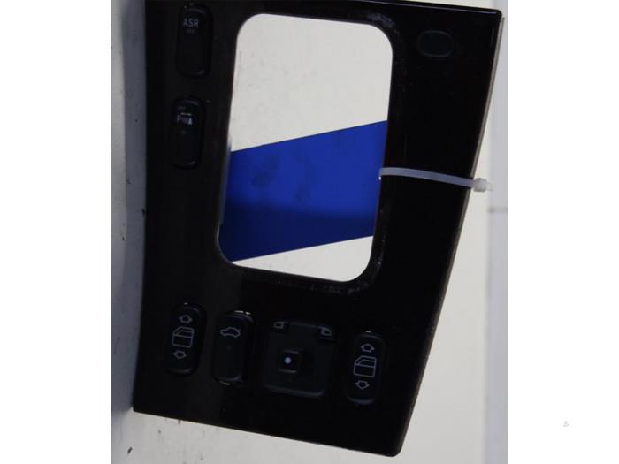 Usados Interruptor de ventanilla eléctrica Mercedes CLK (C208) 3.2 320 V6 18V Precio € 55,00 Norma de margen ofrecido por Gebr Opdam B.V.