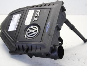 Używane Obudowa filtra powietrza Volkswagen Polo V (6R) 1.0 TSI 12V BlueMotion Cena € 50,00 Procedura marży oferowane przez Gebr Opdam B.V.
