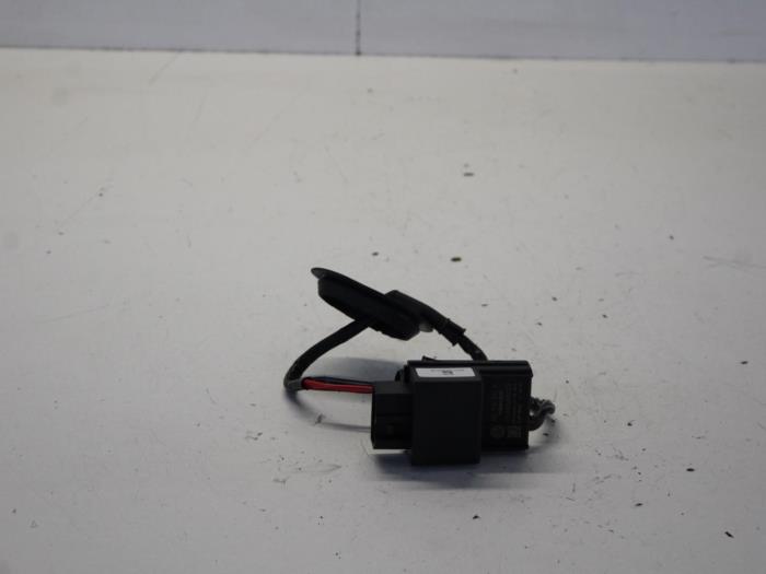 Fuel pump relay from a Seat Ibiza ST (6J8) 1.0 EcoTSI 12V 2016