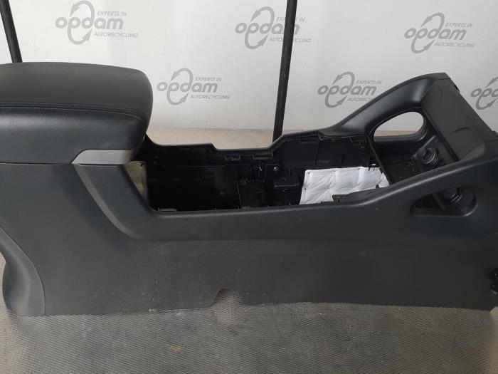 Middle console from a Hyundai iX35 (LM) 2.0 16V 2011