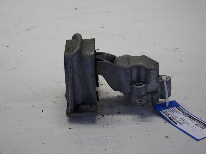 Usagé Support moteur Renault Twingo II (CN) 1.2 16V Prix sur demande proposé par Gebr Opdam B.V.