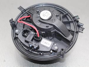 Usados Motor de ventilador de calefactor Volkswagen Touran (5T1) 2.0 TDI 150 Precio € 75,00 Norma de margen ofrecido por Gebr Opdam B.V.