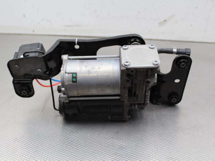 Used BMW X5 (E70) M50d 3.0 24V Air pump (suspension) 86439024210