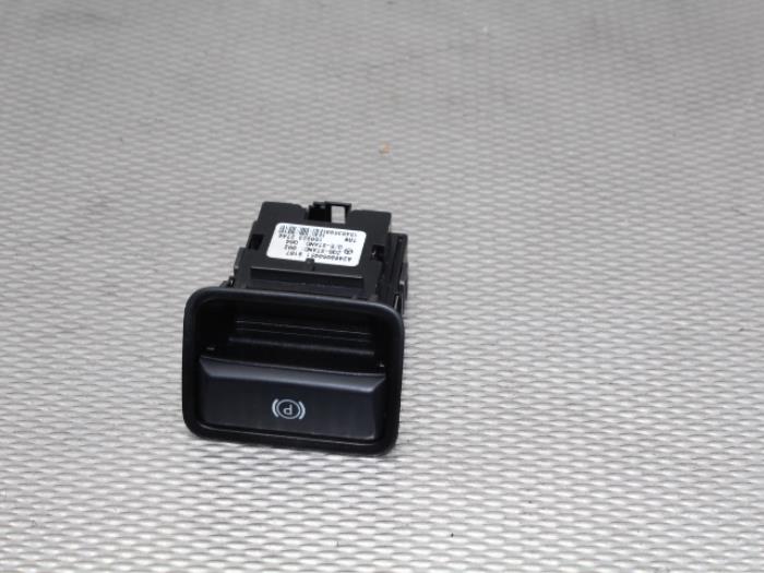 Gebrauchte Handbremse Schalter Mercedes CLA Shooting Brake (117.9) 2.0 CLA-250 Turbo 16V 4-Matic Preis € 10,00 Margenregelung angeboten von Gebr Opdam B.V.
