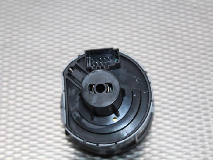 Interruptor de luz de un Skoda Octavia Combi (5EAC) 1.6 TDI Greenline 16V 2015