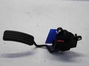 Used Throttle pedal position sensor Renault Clio III (BR/CR) 1.2 16V 75 Price € 40,00 Margin scheme offered by Gebr Opdam B.V.