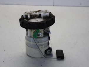 Usados Bomba de gasolina Renault Twingo (C06) 1.2 16V Precio € 30,00 Norma de margen ofrecido por Gebr Opdam B.V.