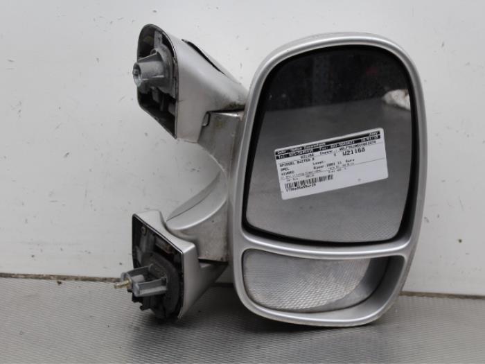 Retrovisor externo derecha de un Opel Vivaro 1.9 DTI 16V 2001