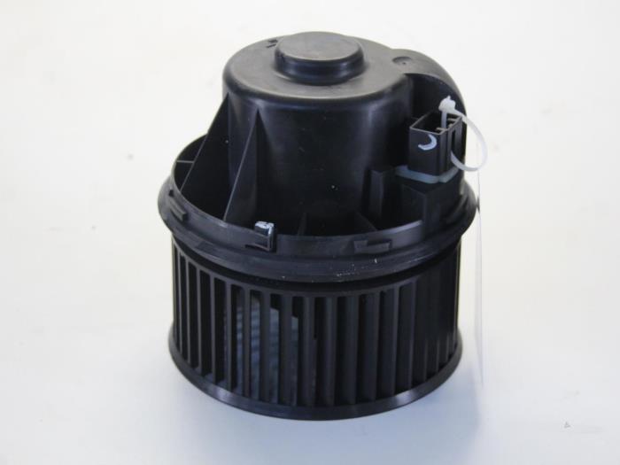 Heating and ventilation fan motor from a Ford Focus 2 C+C 2.0 16V 2008