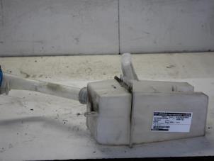 Usagé Réservoir lave-glace avant Chevrolet Nubira Wagon (J100) 1.6 16V Prix € 30,00 Règlement à la marge proposé par Gebr Opdam B.V.
