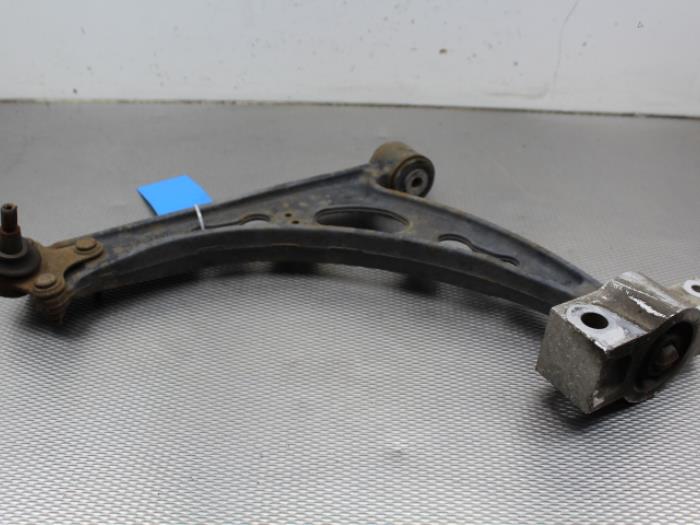 Front lower wishbone, left from a Seat Leon (1P1) 1.9 TDI 105 2008