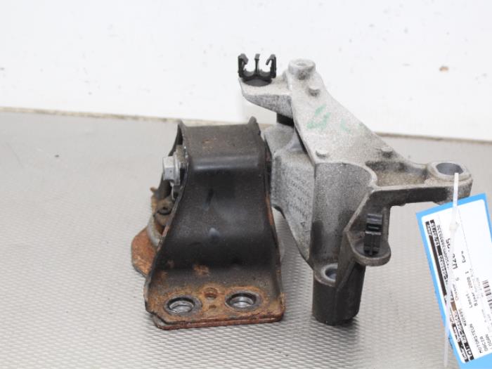 Used Engine mount Dacia Logan MCV I (KS) 1.6 16V Price on request offered by Gebr Opdam B.V.