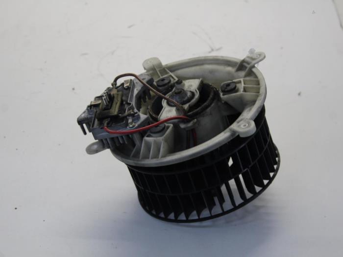 Motor de ventilador de calefactor de un Mercedes-Benz E (W210) 2.2 E-220 CDI 16V 2000