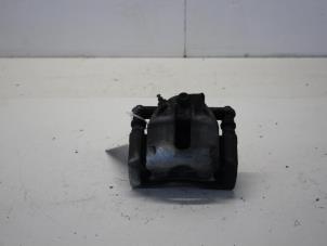 Usados Pinza de freno derecha delante Renault Captur (2R) 0.9 Energy TCE 12V Precio € 50,00 Norma de margen ofrecido por Gebr Opdam B.V.