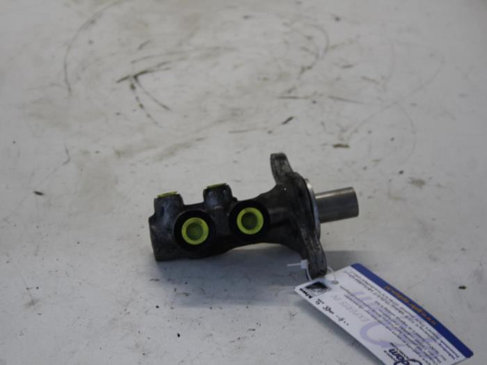 Master cylinder from a Abarth 500/595/695 1.4 T-Jet 16V 2011