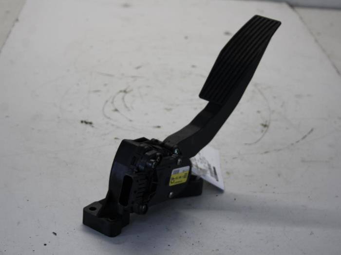 Begagnade Gaspedalsensor Opel Signum (F48) 2.2 DGI 16V Pris på förfrågan erbjuds av Gebr Opdam B.V.