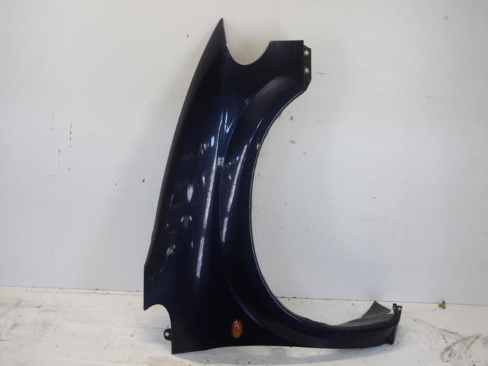 Front wing, right from a Chrysler Voyager/Grand Voyager (RG)  2006