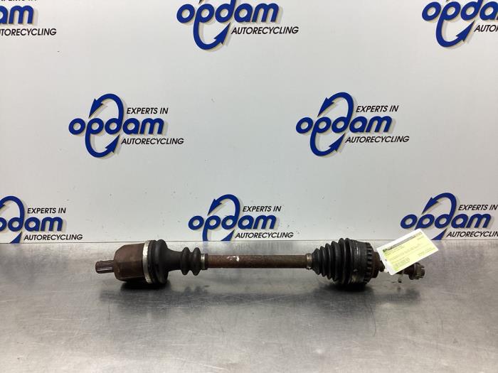 Gebrauchte Antriebswelle links vorne Renault Clio II (BB/CB) 1.4 Preis € 30,00 Margenregelung angeboten von Gebr Opdam B.V.