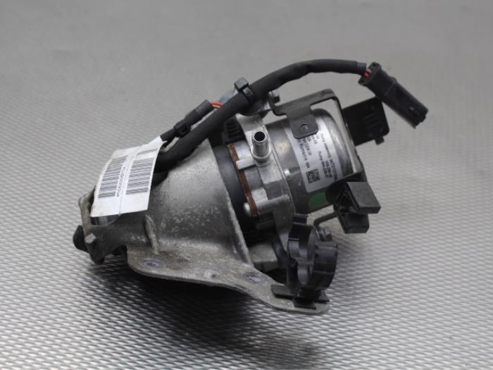 Brake servo vacuum pump from a Peugeot 508 (8D) 2.0 Hybrid4 16V 2013