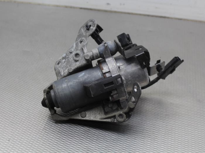 Brake servo vacuum pump from a Peugeot 508 (8D) 2.0 Hybrid4 16V 2013