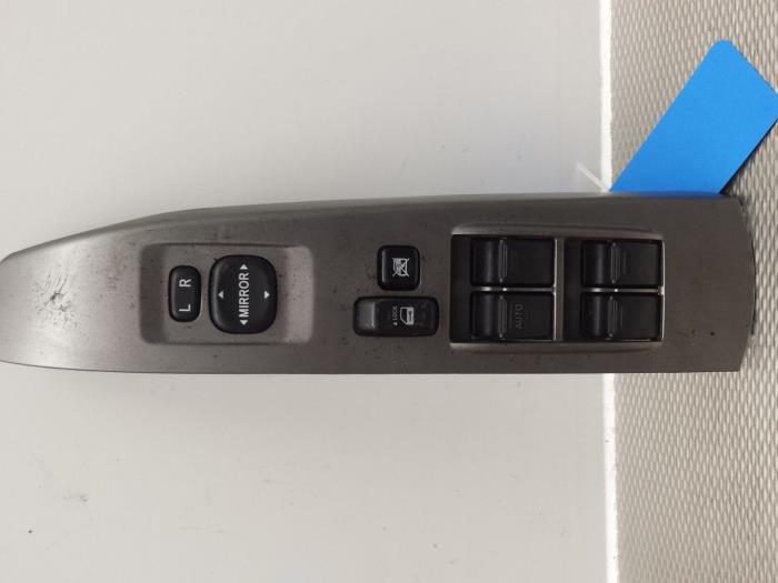 Usados Interruptor combinado de ventanillas Toyota Prius (NHW20) 1.5 16V Precio € 26,00 Norma de margen ofrecido por Gebr Opdam B.V.
