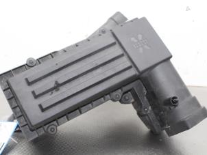 Usados Cuerpo de filtro de aire Audi Q3 (8UB/8UG) 2.0 16V TFSI 211 Quattro Precio € 80,00 Norma de margen ofrecido por Gebr Opdam B.V.