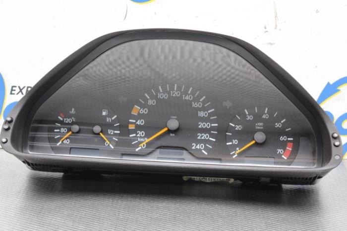 Cuentakilómetros de un Mercedes-Benz CLK (W208) 2.0 200 16V 1999