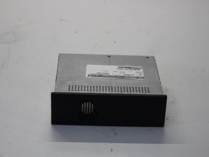 Radio amplifier from a Volkswagen Passat (3B3) 4.0 W8 32V 4Motion 2002