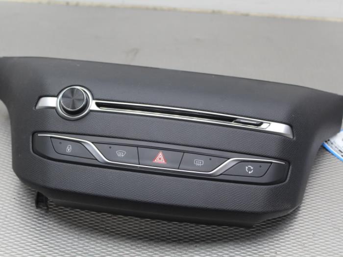 Panneau commande radio d'un Peugeot 308 SW (L4/L9/LC/LJ/LR) 1.6 BlueHDi 120 2015