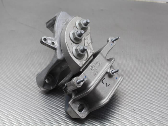 Used Engine mount Ford Fiesta 7 1.0 EcoBoost 12V 100 Price on request offered by Gebr Opdam B.V.