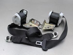 Usagé Kit ceinture de sécurité arrière Toyota Auris Touring Sports (E18) 1.8 16V Hybrid Prix sur demande proposé par Gebr Opdam B.V.