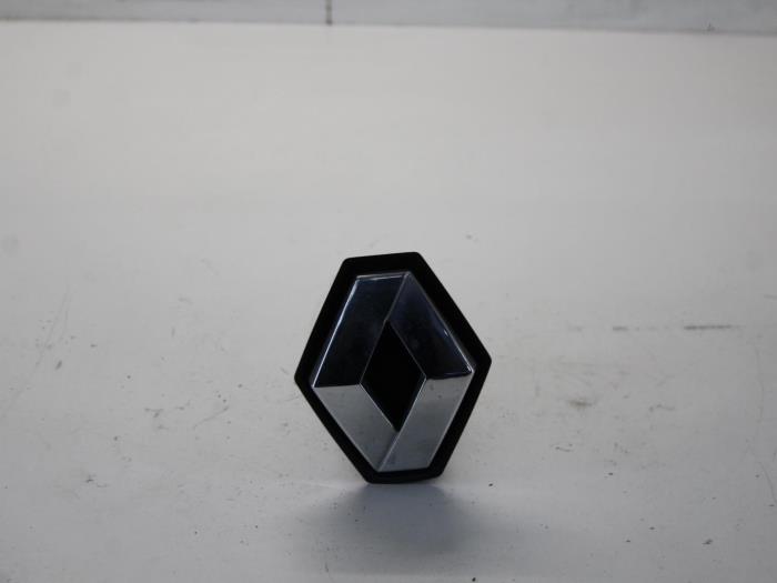 Begagnade Emblem Renault Twingo II (CN) 1.2 16V Pris på förfrågan erbjuds av Gebr Opdam B.V.