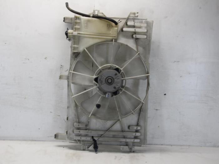 Motor de aleta de refrigeración de un Toyota Corolla 2002