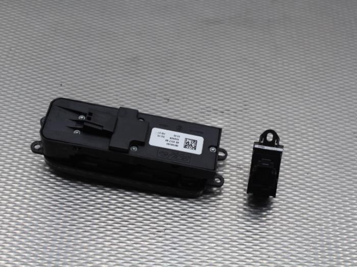 Multi-functional window switch from a Volvo V50 (MW) 1.6 D 16V 2006