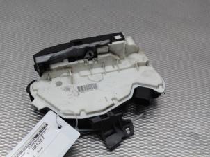 Używane Mechanizm blokady drzwi prawych przednich wersja 4-drzwiowa Seat Ibiza IV (6J5) 1.2 TDI Ecomotive Cena € 40,00 Procedura marży oferowane przez Gebr Opdam B.V.