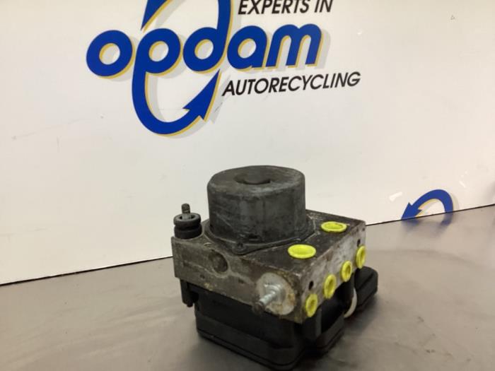 Used ABS pump Renault Clio IV (5R) 1.6 Turbo 16V RS 220 EDC Trophy Price € 128,00 Margin scheme offered by Gebr Opdam B.V.