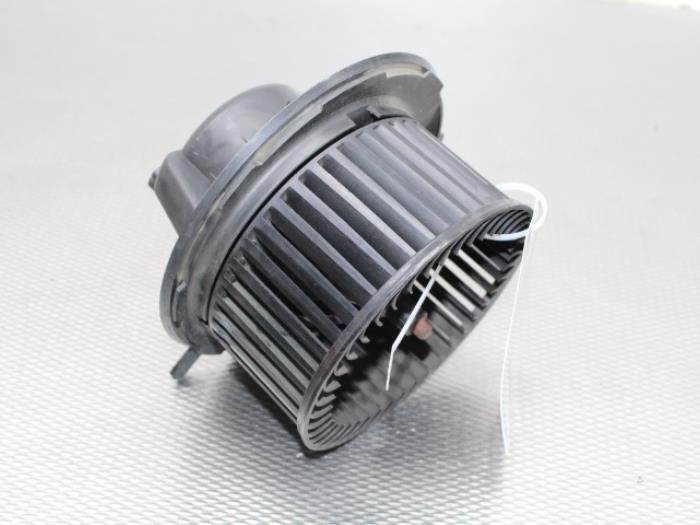 Motor de ventilador de calefactor de un Volkswagen Golf Plus (5M1/1KP) 1.6 FSI 16V 2006