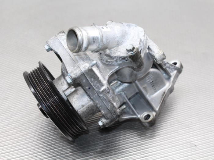 Begagnade Vattenpump Opel Karl 1.0 12V Pris på förfrågan erbjuds av Gebr Opdam B.V.