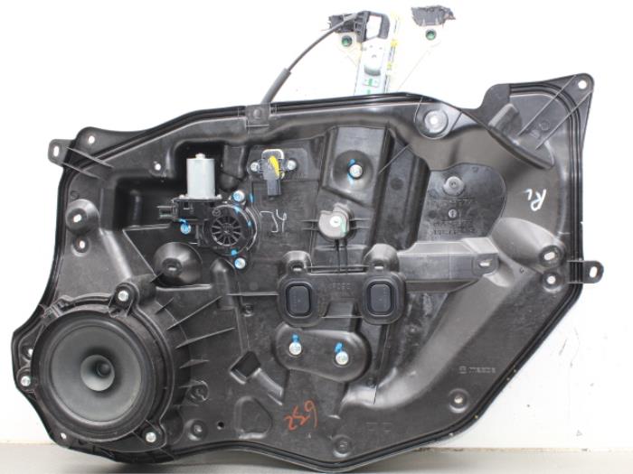 Window mechanism 4-door, front right from a Mazda 2 (DJ/DL) 1.5 SkyActiv-D 105 2016