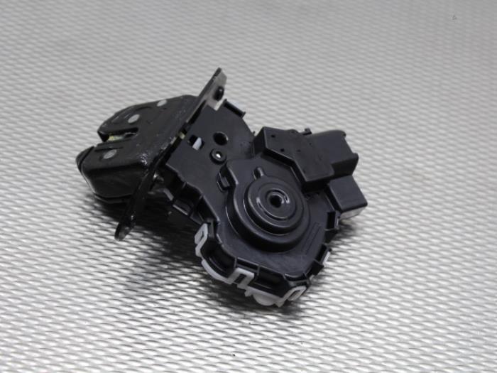 Tailgate lock mechanism from a Mazda 2 (DJ/DL) 1.5 SkyActiv-D 105 2016