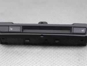 Usados Interruptor de calefactor de asiento Mazda 2 (DJ/DL) 1.5 SkyActiv-D 105 Precio de solicitud ofrecido por Gebr Opdam B.V.
