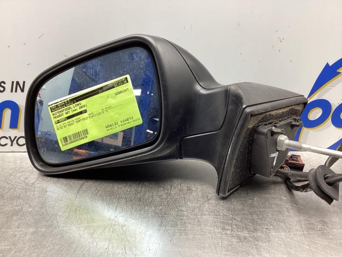 Wing mirror, left from a Peugeot 407 (6D) 2.0 16V 2005