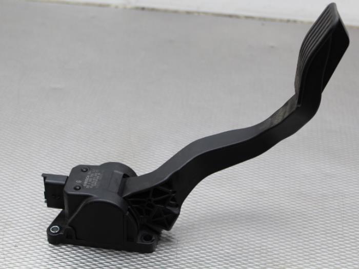 Accelerator pedal from a Peugeot 206+ (2L/M) 1.1 XR,XS 2011