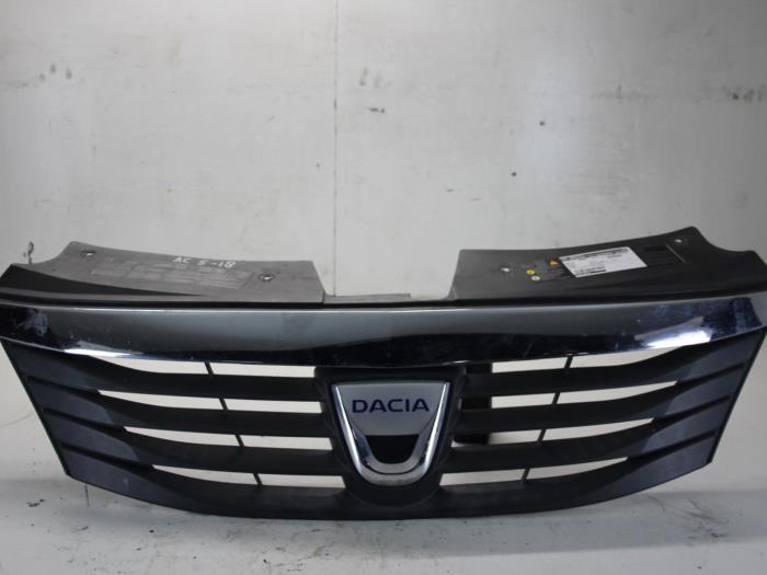 Używane Grill Dacia Logan MCV I (KS) 1.6 16V Cena na żądanie oferowane przez Gebr Opdam B.V.