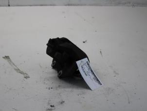Usados Pinza de freno derecha delante Volvo V50 (MW) 2.4 20V Precio € 50,00 Norma de margen ofrecido por Gebr Opdam B.V.