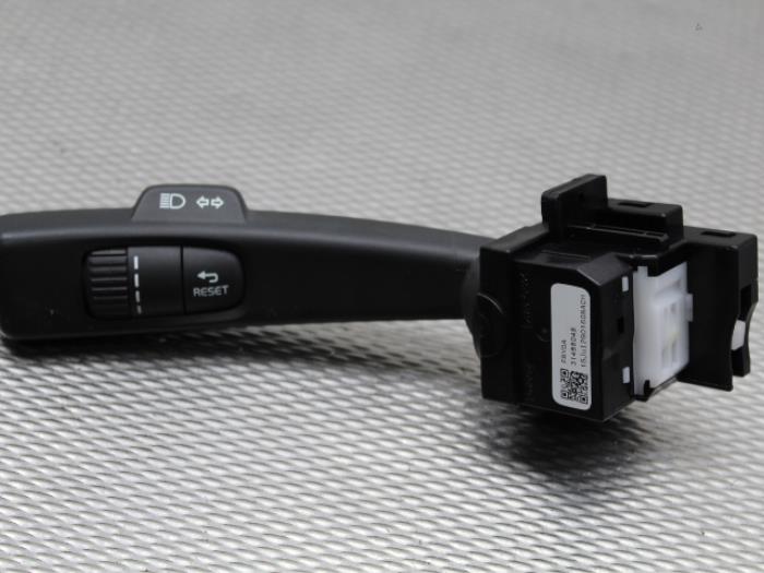 Interruptor de indicador de dirección de un Volvo V40 (MV) 1.6 D2 2013